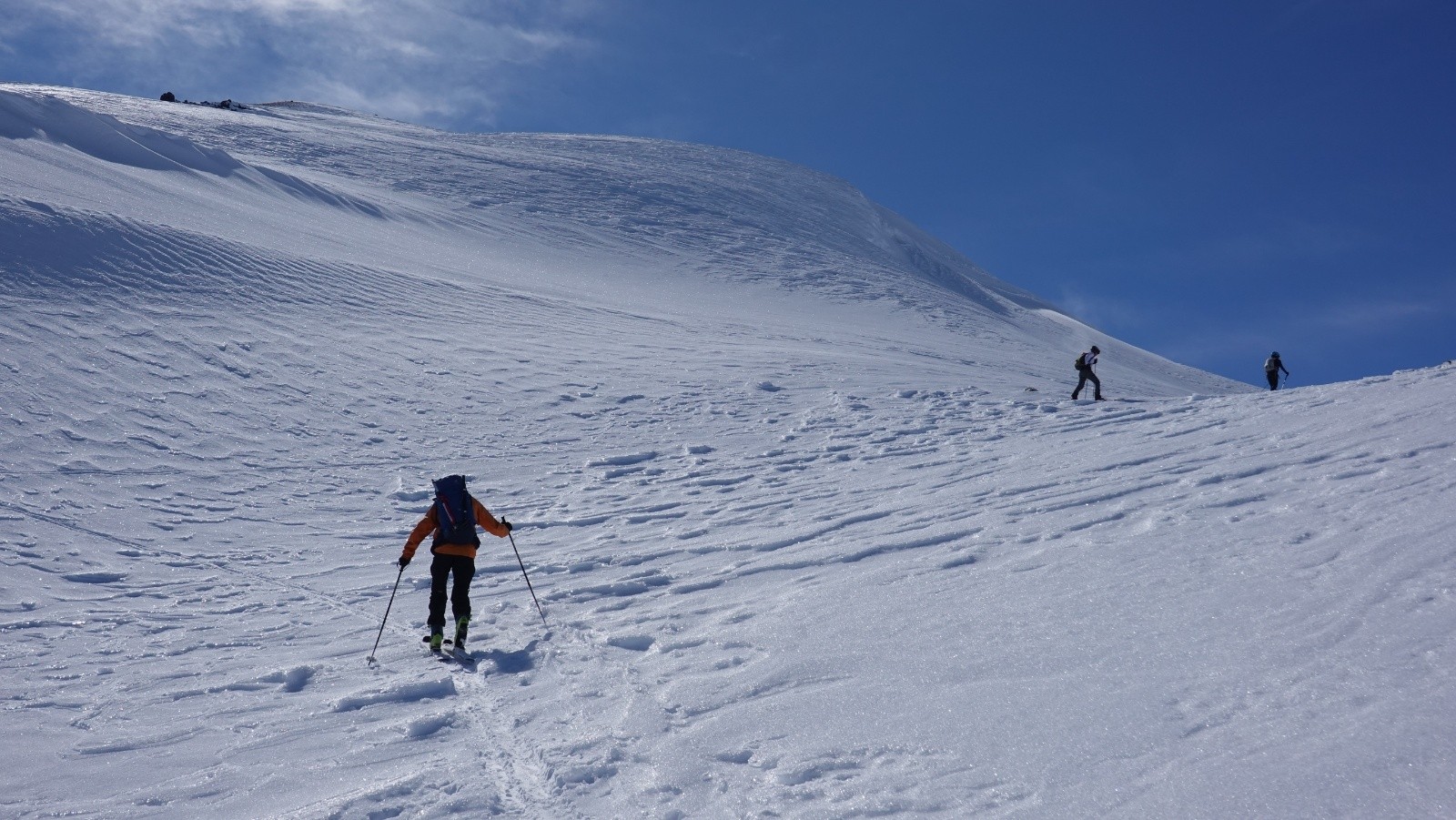 Nous sommes doublés par trois skieurs alpinistes allant aussi au Chillan Viejo