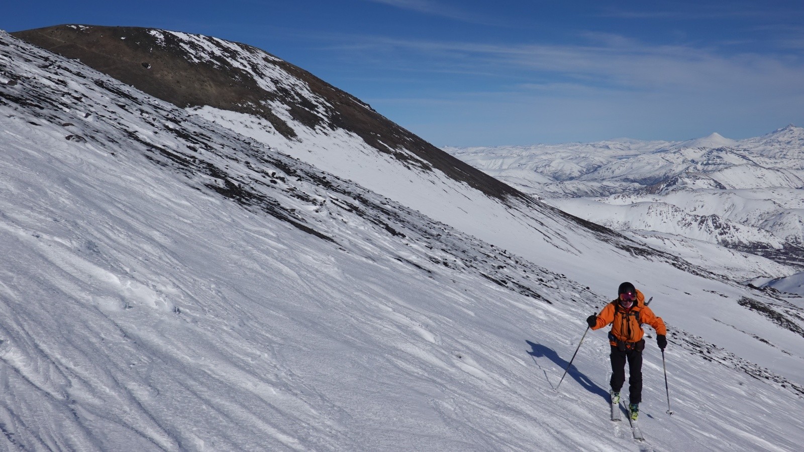 Progression sur les pentes du volcan Chillan Nuevo sur fond de Chillan Viejo