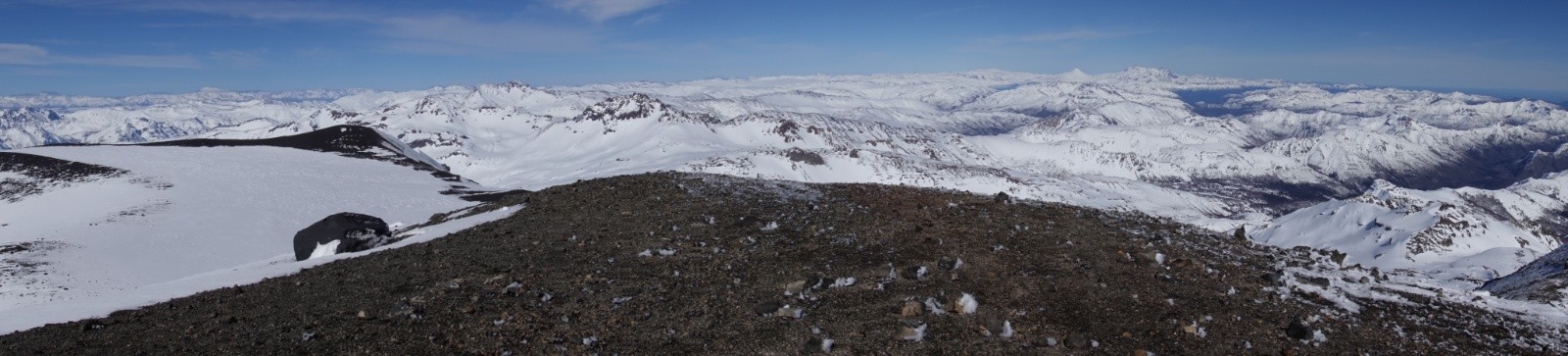 Panorama vers le Sud et le second cratère du volcan Chillan Viejo avec au milieu le volcan Antuco et la Sierra Velluda