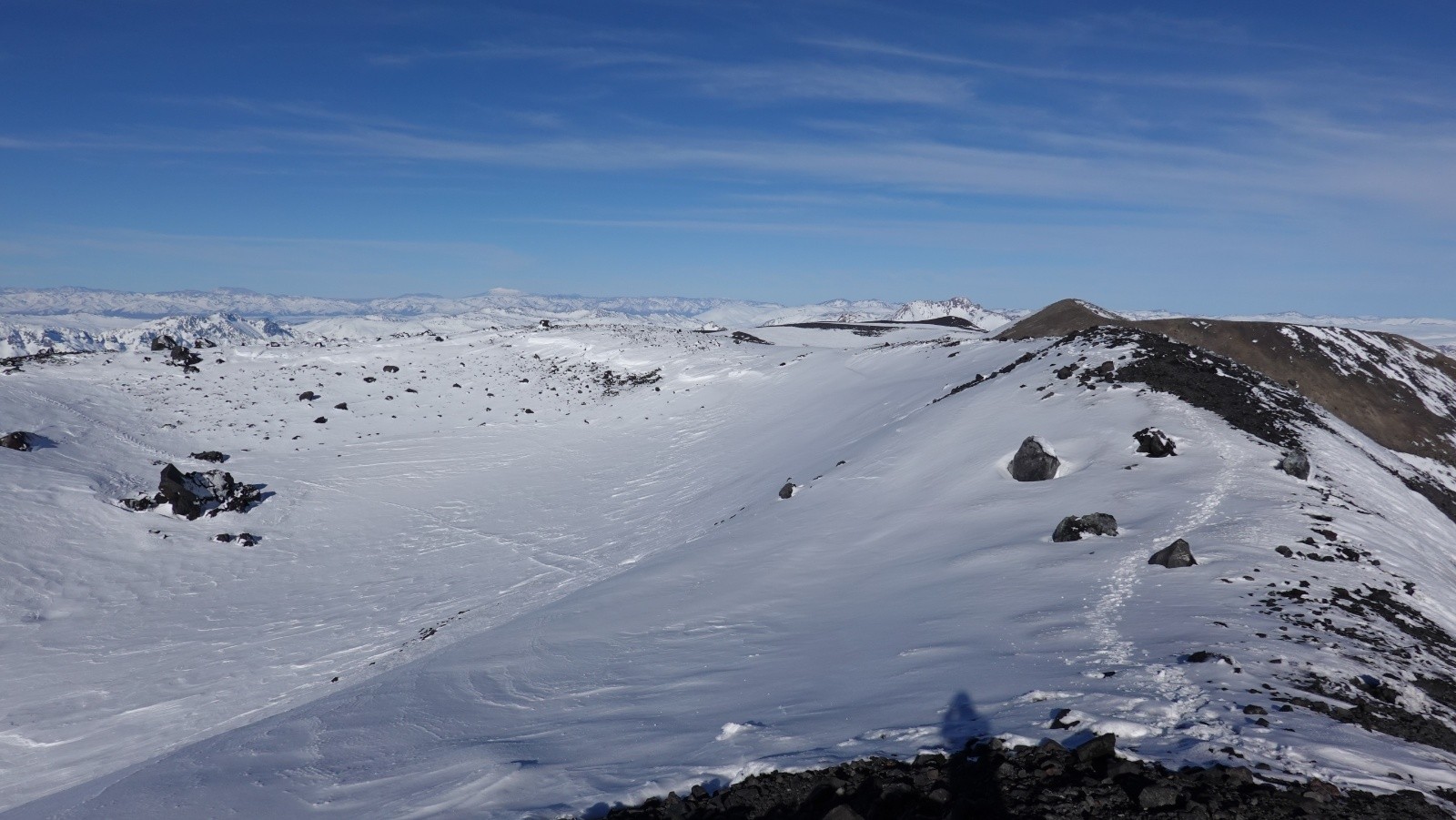 Au sommet du volcan Chillan Nuevo : nous avons laissé les skis au bord du cratère