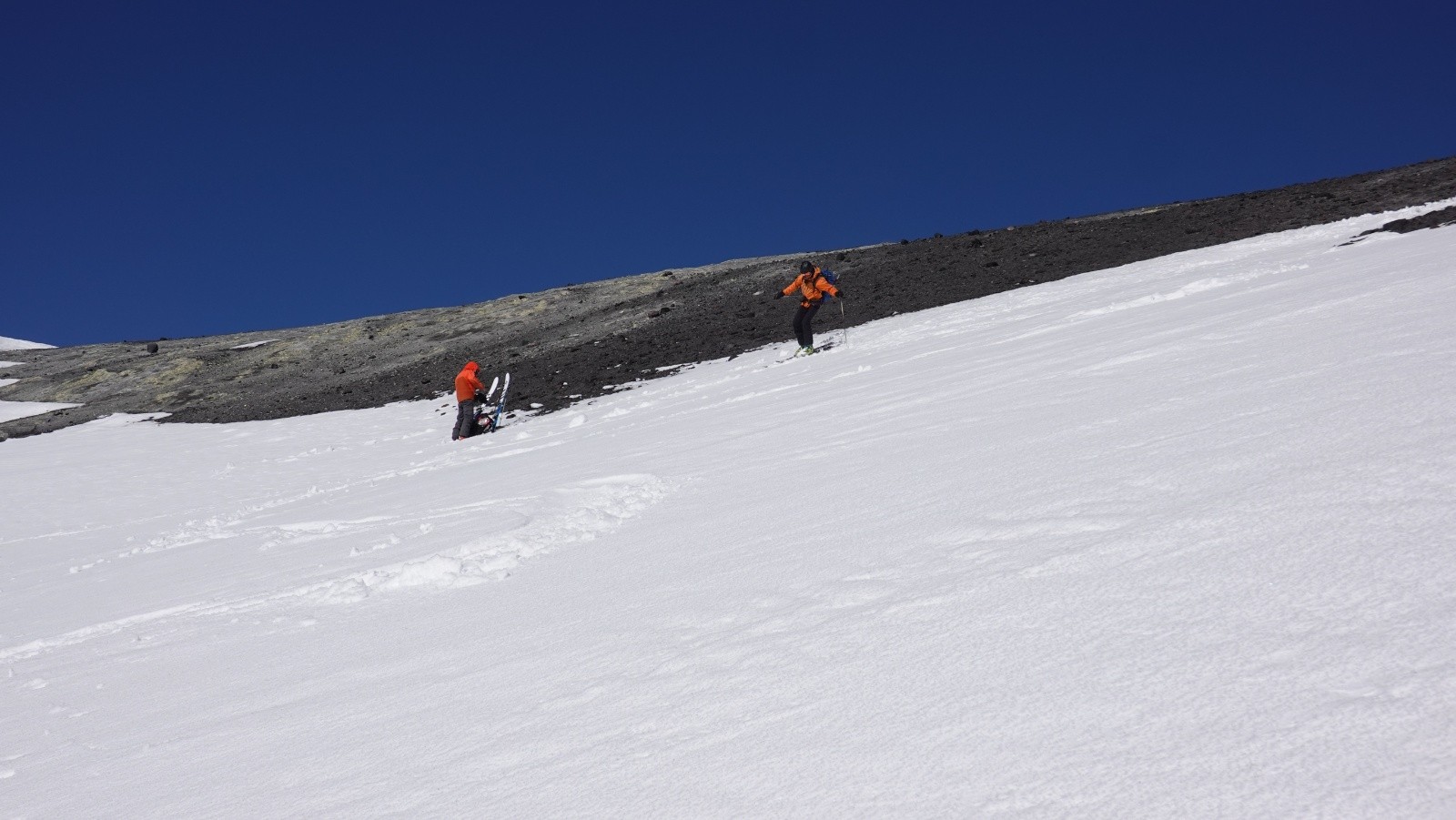 Courte descente avec un américain solitaire pour rejoindre les pentes du Chillan Nuevo