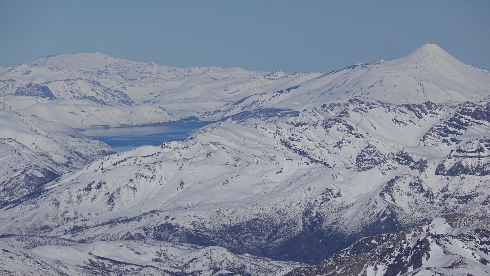 Panorama au téléobjectif sur la Laguna de Laja entourant une grande partie du volcan Antuco