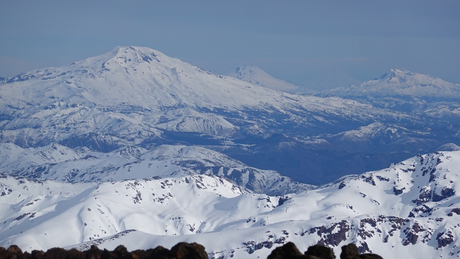 Panorama au téléobjectif sur les volcan Callaqui, Lonquimay, Llaima et Tolhuaca