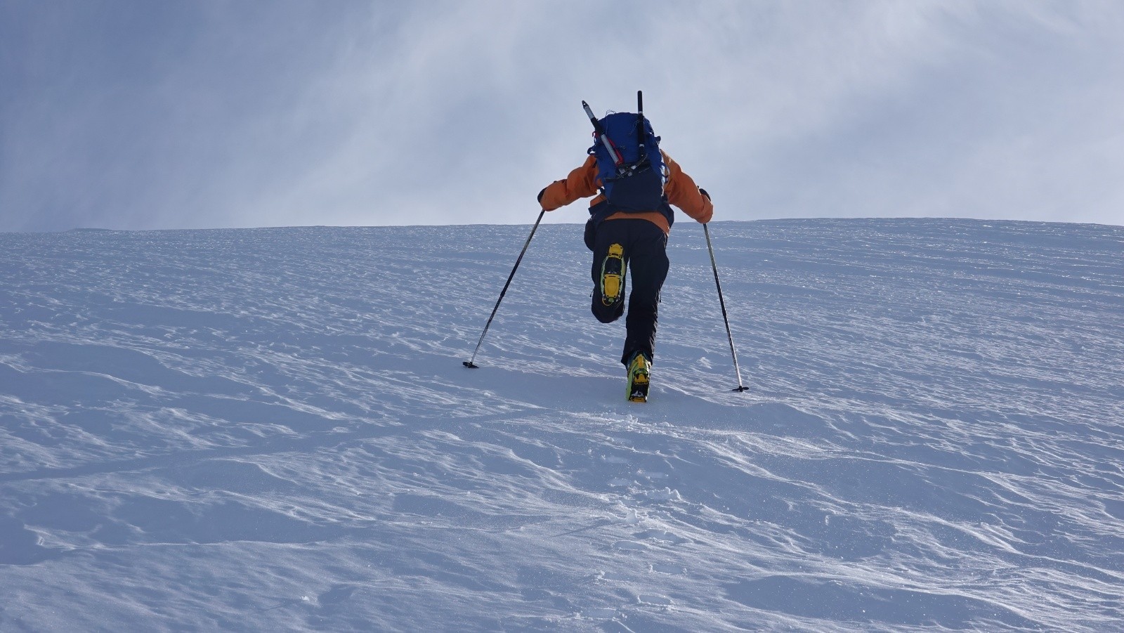 200m sous le sommet, nous passons en mode crampons