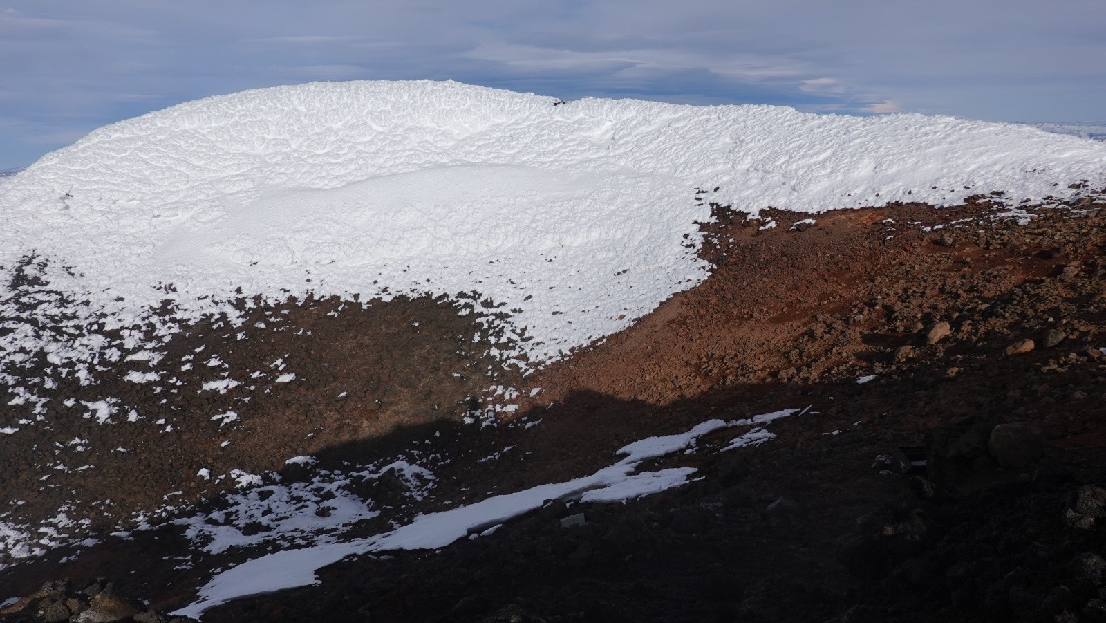 Le cratère abrité du vent du volcan Antuco