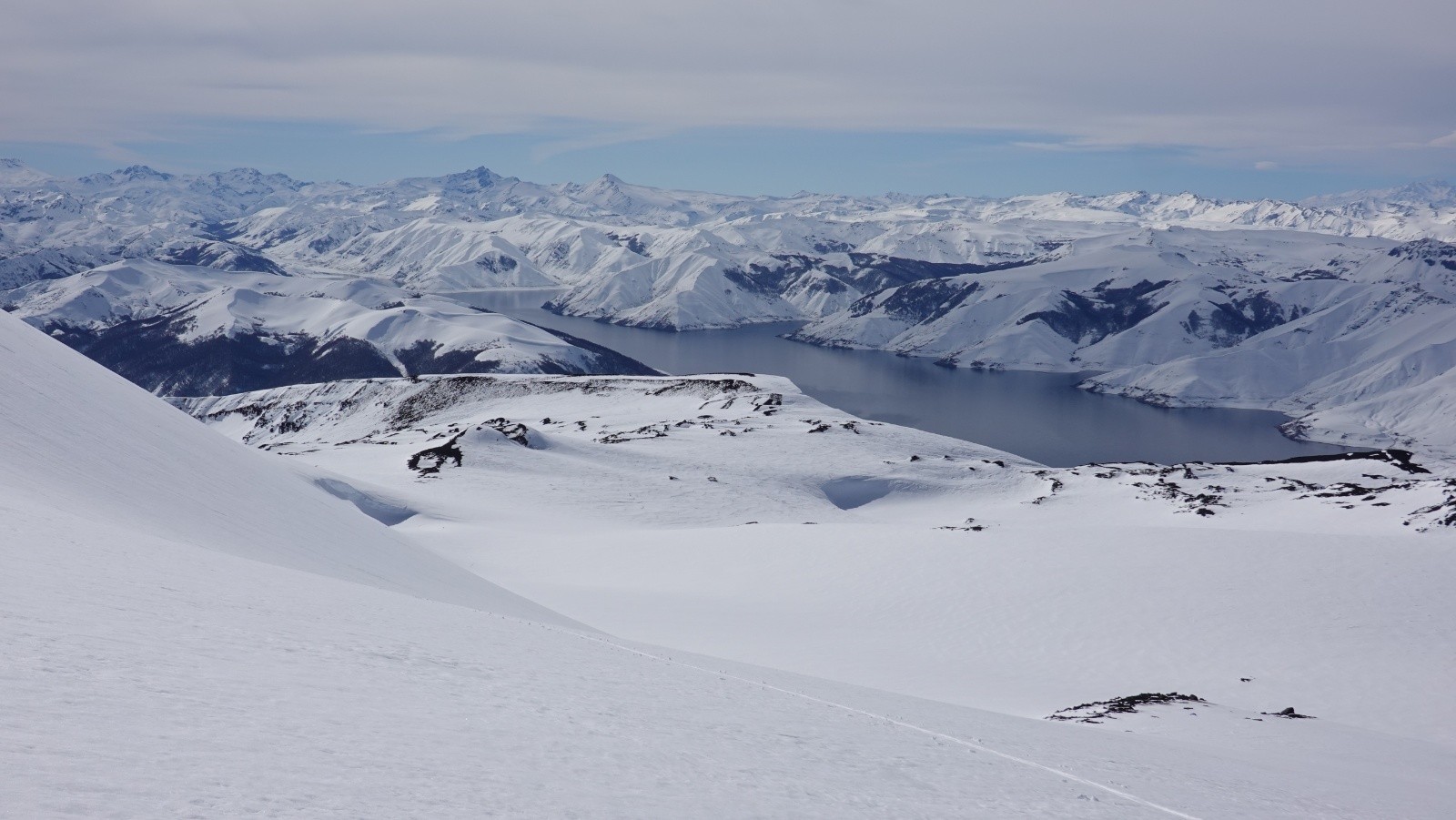 Sur l'itinéraire SE avec panorama sur la Laguna de Laja