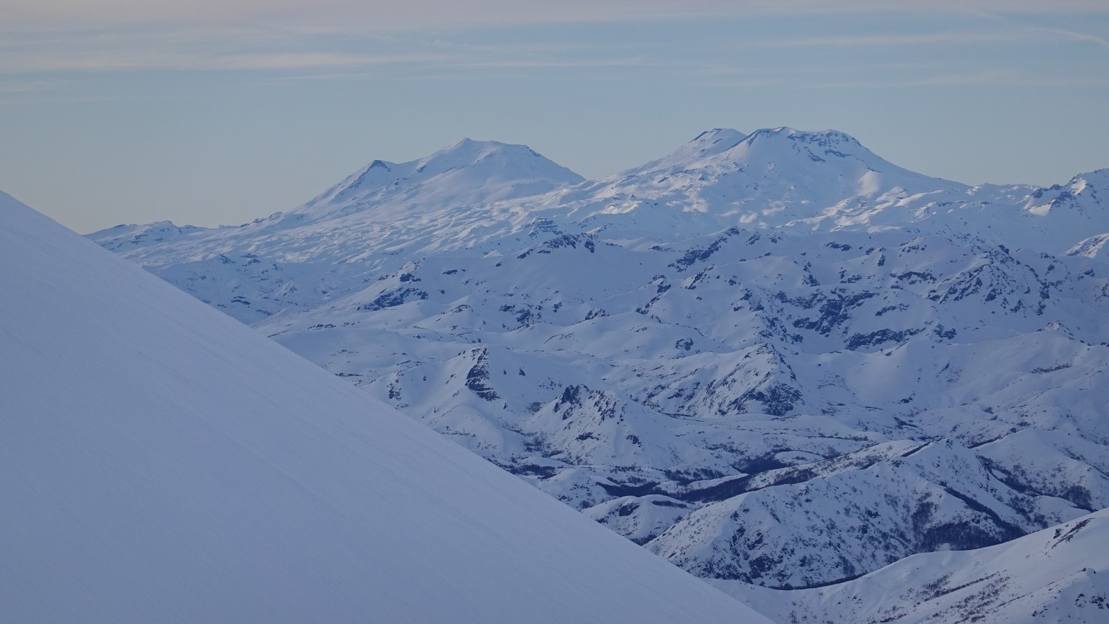 Un bel éclairage sur les volcans Nevado, Chillan Nuevo et Viejo pris au téléobjectif