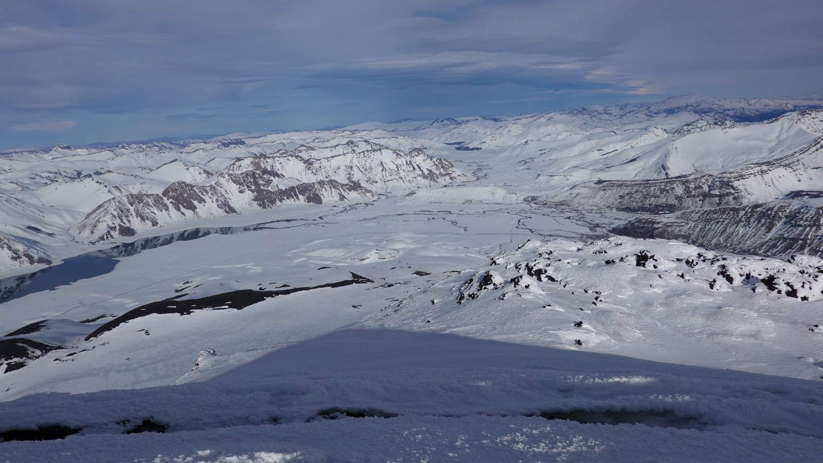 Au sommet panorama vers le Sud et notamment le volcan Copahue. J'ai laissé mes skis sur le replas sous le sommet à la limite du soleil pour une descente directe sur la gauche puis à droite de la photo