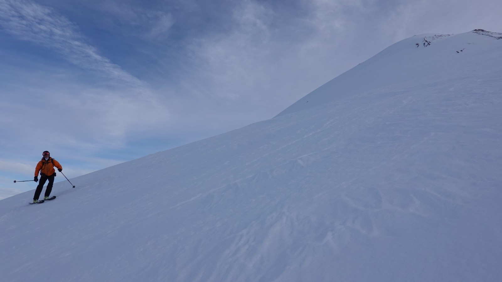 En cours de descente : on voit bien la pente sommitale de l'itinéraire SE