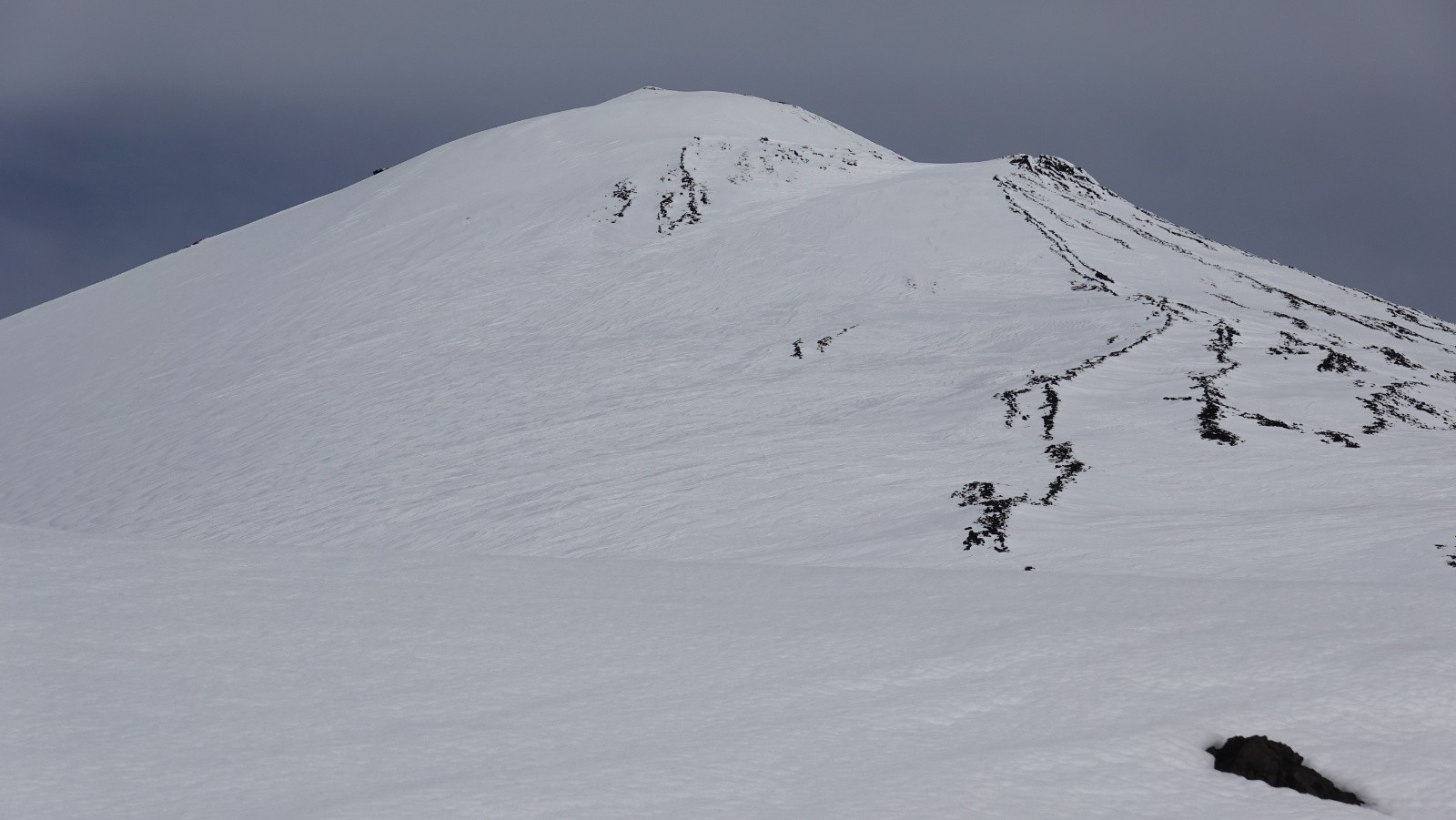 Le volcan Antuco et son itinéraire d'accès plus direct sur la droite mais portage des skis le plus souvent