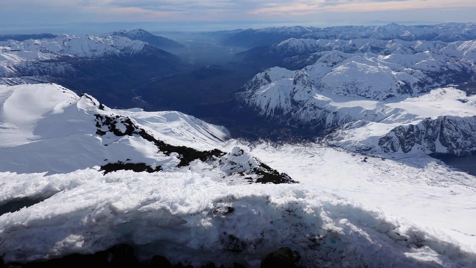 Panorama vers le NW et la station de ski ainsi que la plaine de la ville d'Antuco