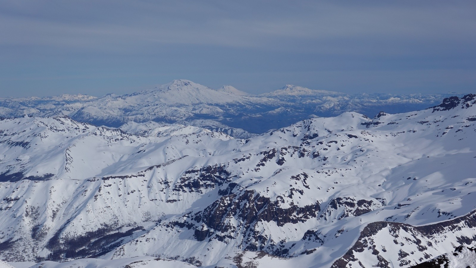 Panorama depuis le sommet vers le SW et notamment les volcans Callaqui, Lonquimay, Llaima peu visible car ciel nuageux et le Tolhuaca