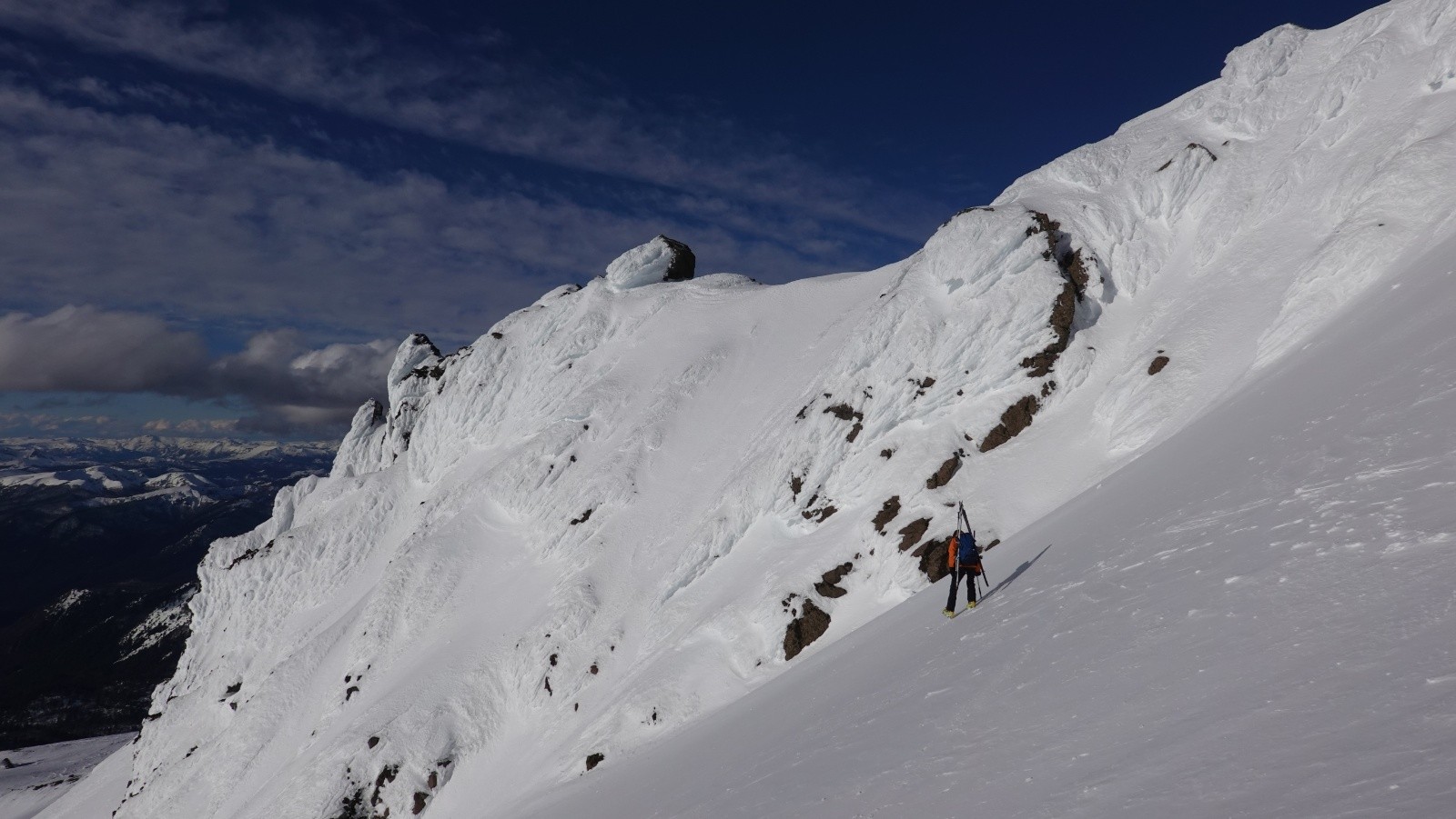 Daniel préfère débuter la descente en crampons