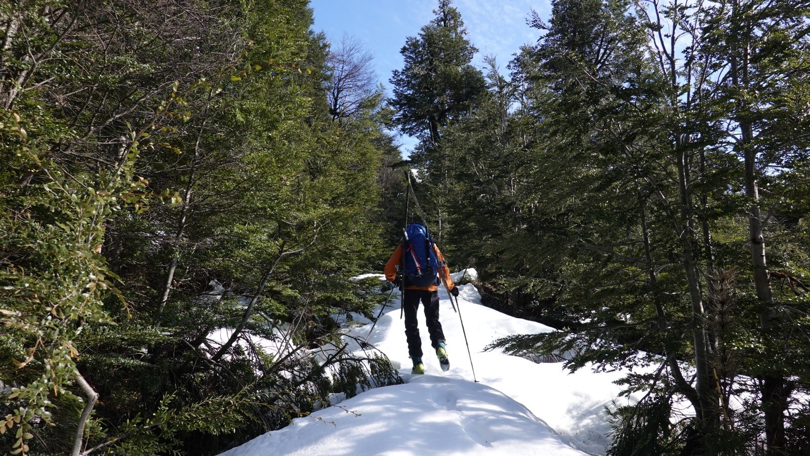 Départ skis sur le sac