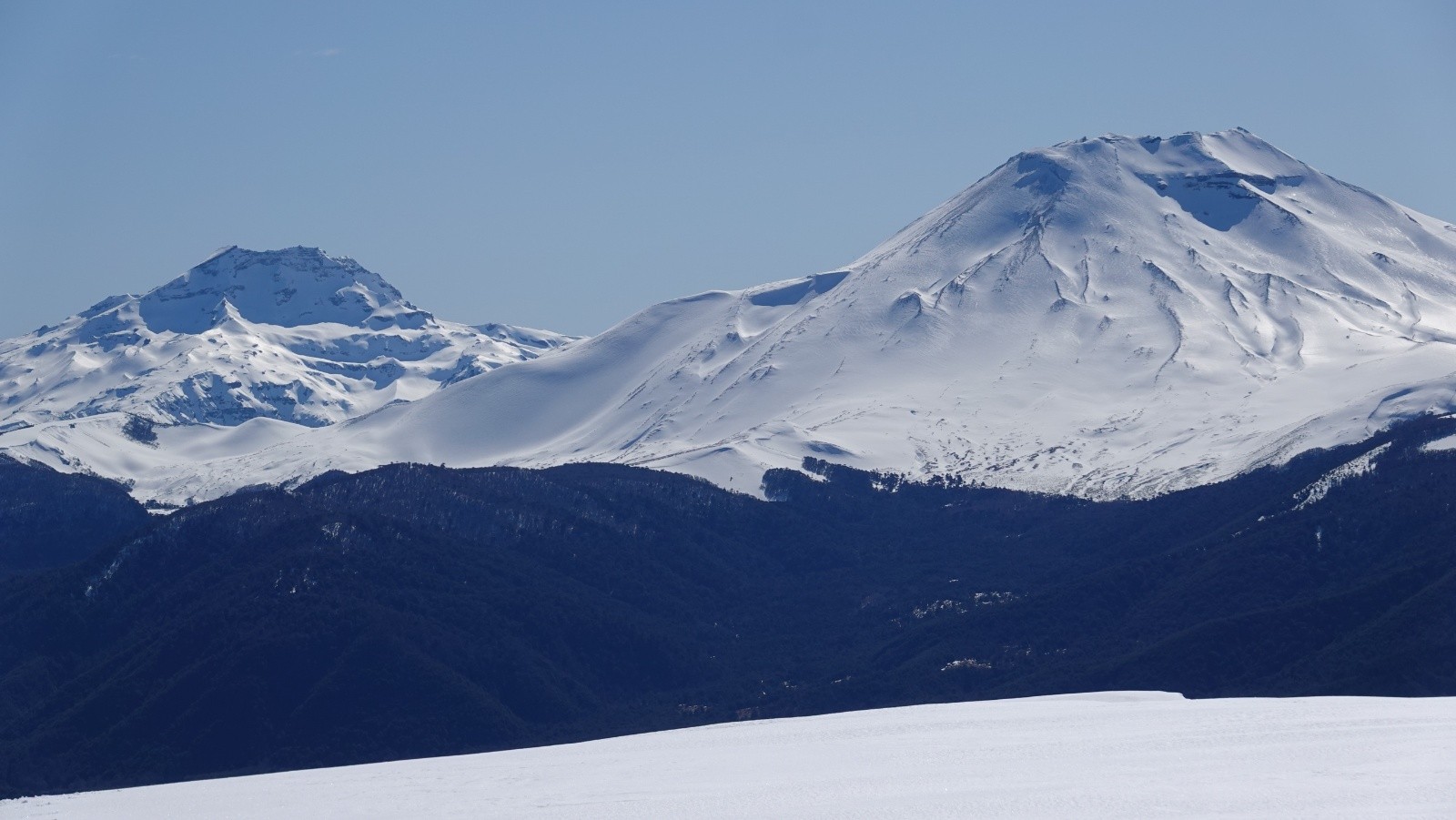 Les volcans Tolhuaca et Lonquimay pris au téléobjectif