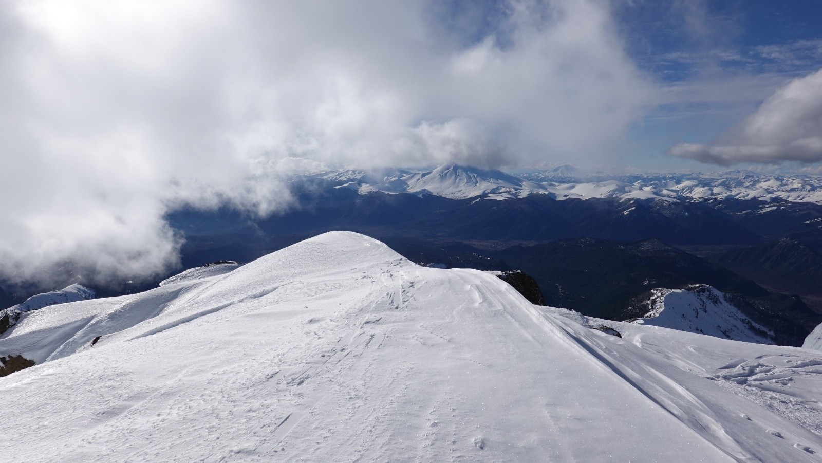 Au sommet, les nuages masquent le panorama sur les volcans Tolhuaca et Lonquimay