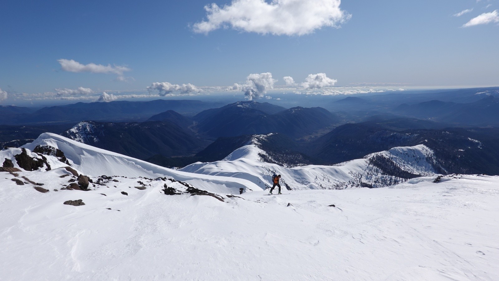 Après un court passage en crampons nous rejoignons le plateau sommital