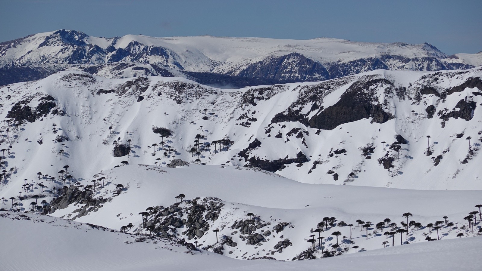 Le volcan Batea Mahuida déjà skié fin juillet et pris au téléobjectif