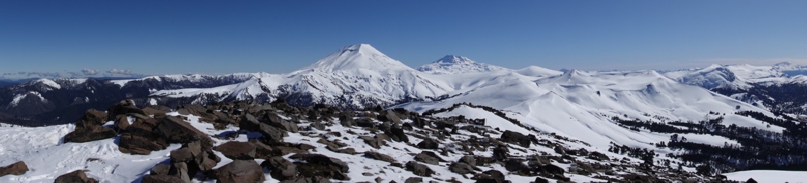 Vue panoramique vers les volcans Lonquimay et Tolhuaca