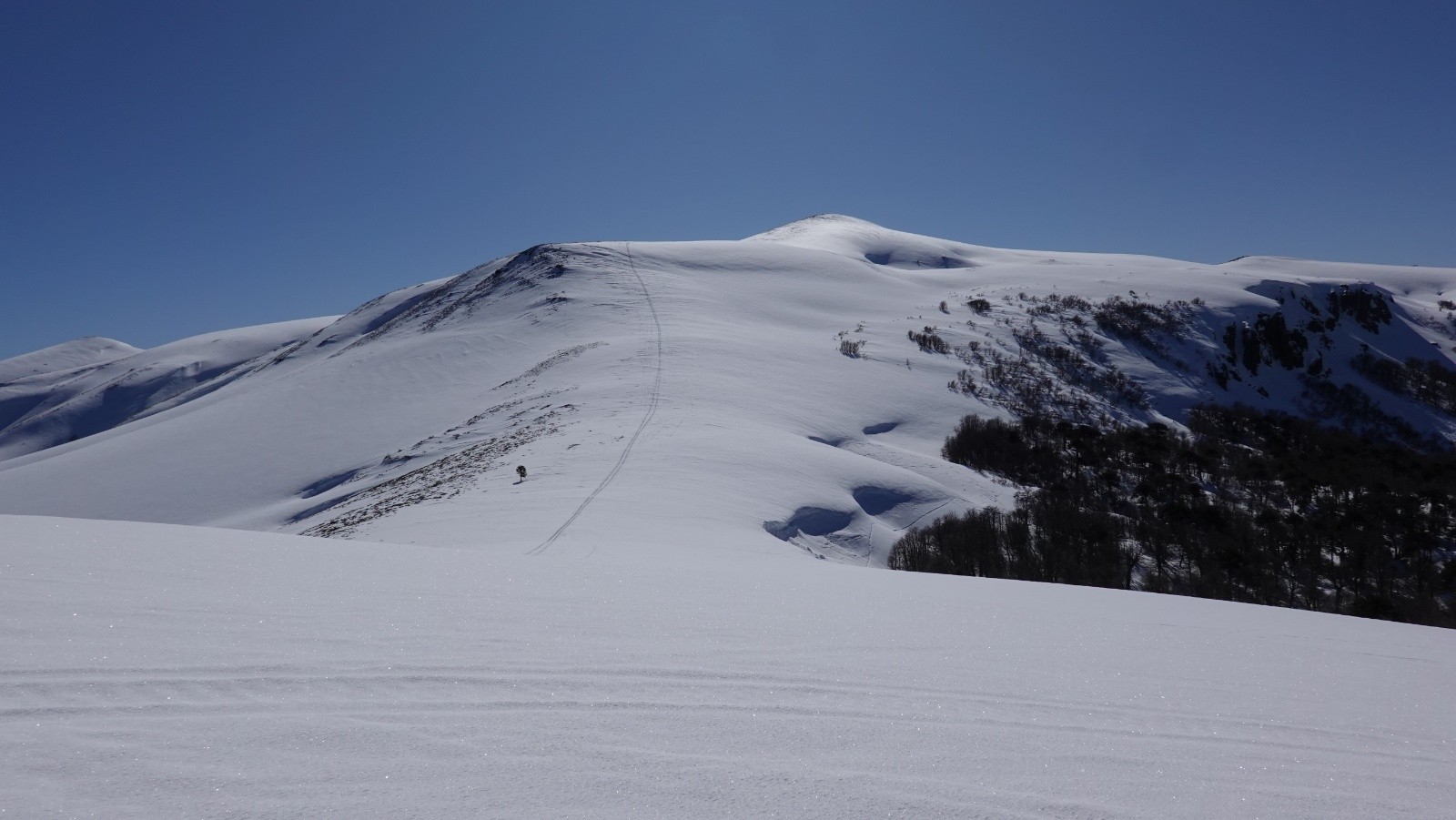 Le Cerro Nueve au fond