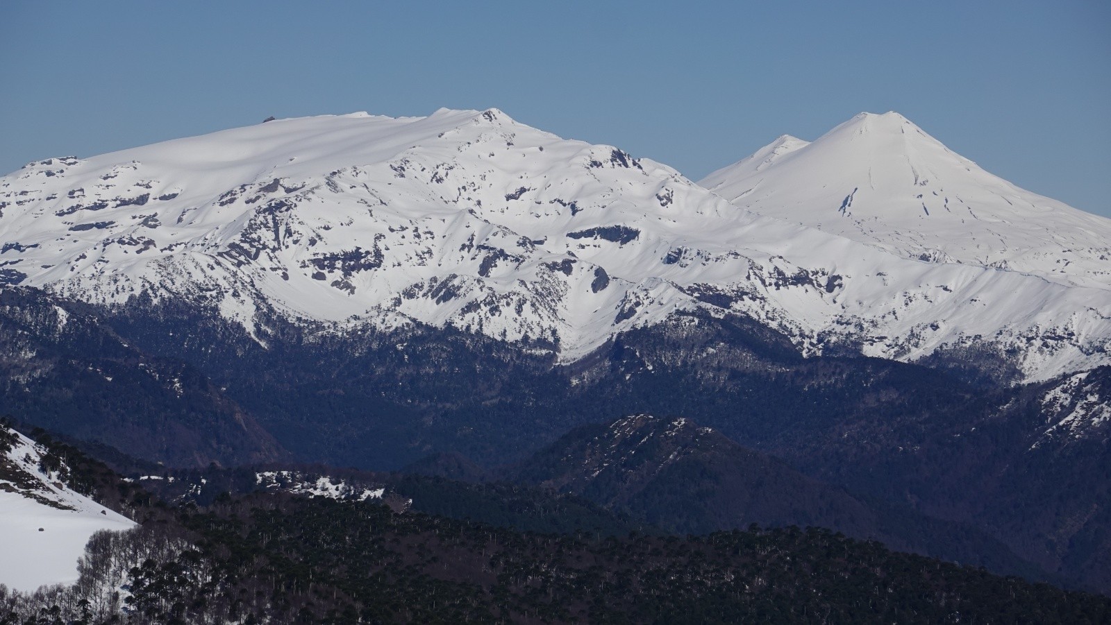 La Sierra Nevada et le volcan Llaima pris au téléobjectif