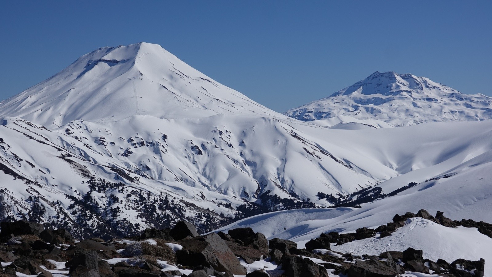 Les volcans Lonquimay et Tolhuaca et le Cerro Cautin au premier plan pris au téléobjectif