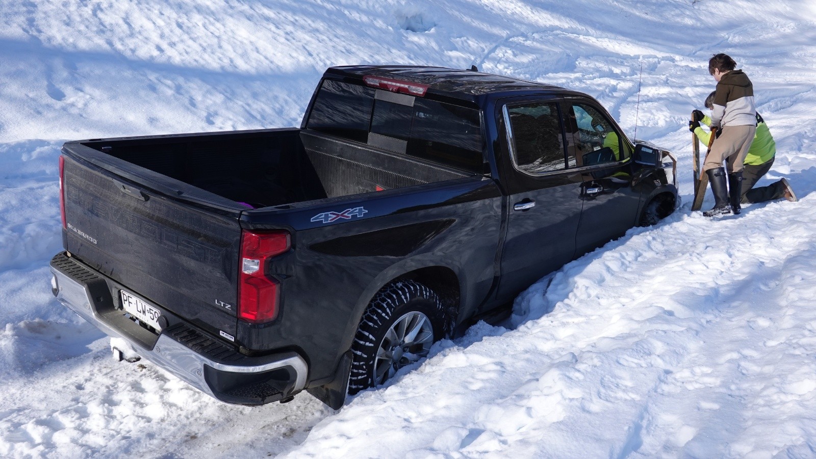 Si on insiste trop sur la piste, on peut se planter. Pour notre part, nous avons laissé la voiture à la limite de l'enneigement 😉