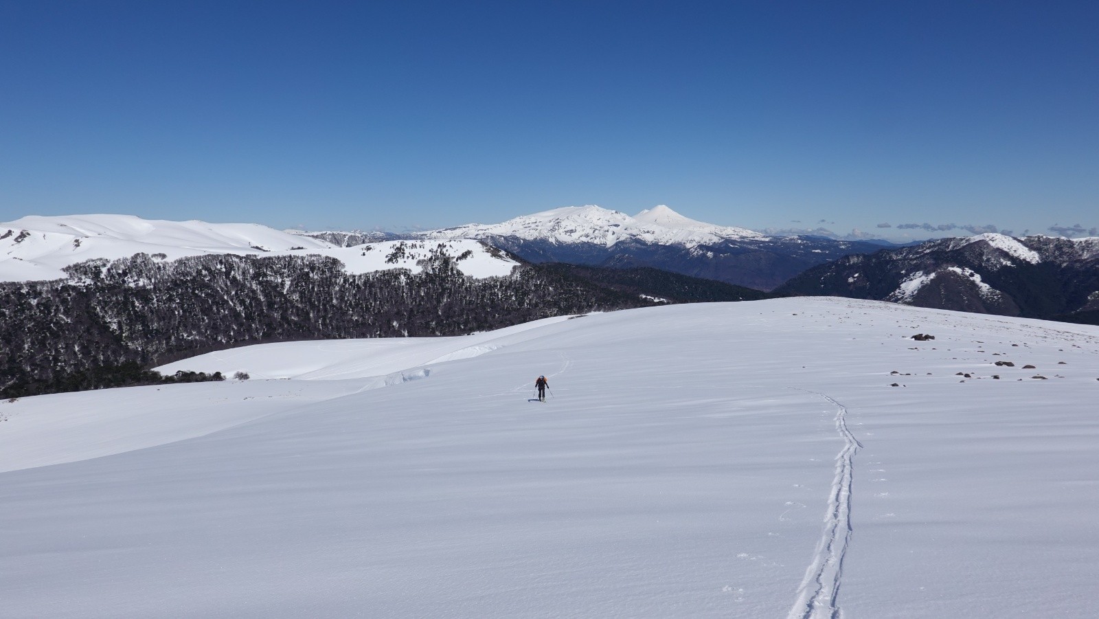 Coup d'œil dans le rétro sur fond de Sierra Nevada et volcan Llaima