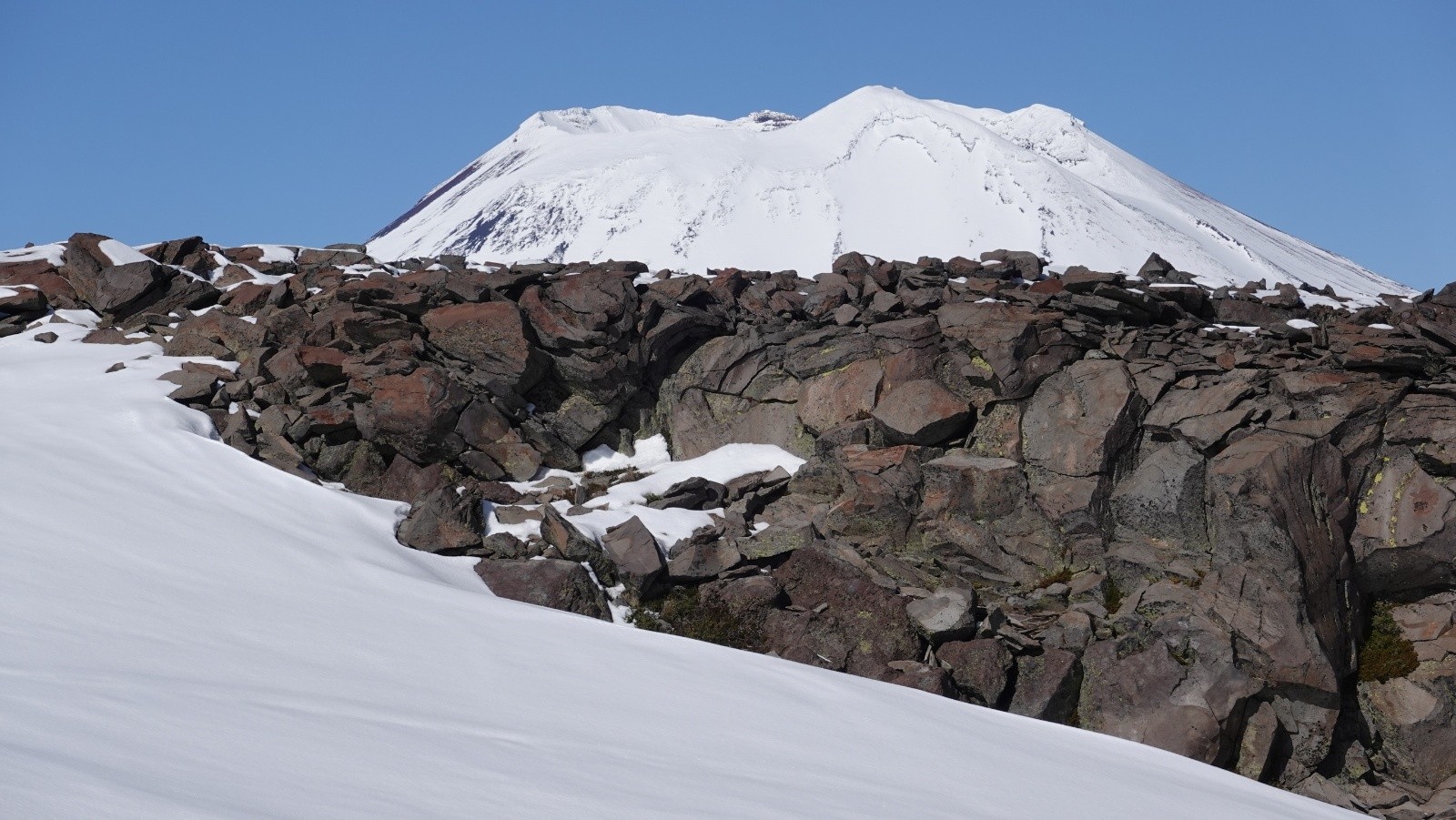 Coulée de lave et volcan Lonquimay pris au téléobjectif