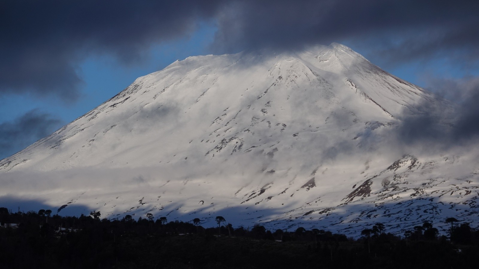 Le volcan Lonquimay entouré de nuages pris au téléobjectif