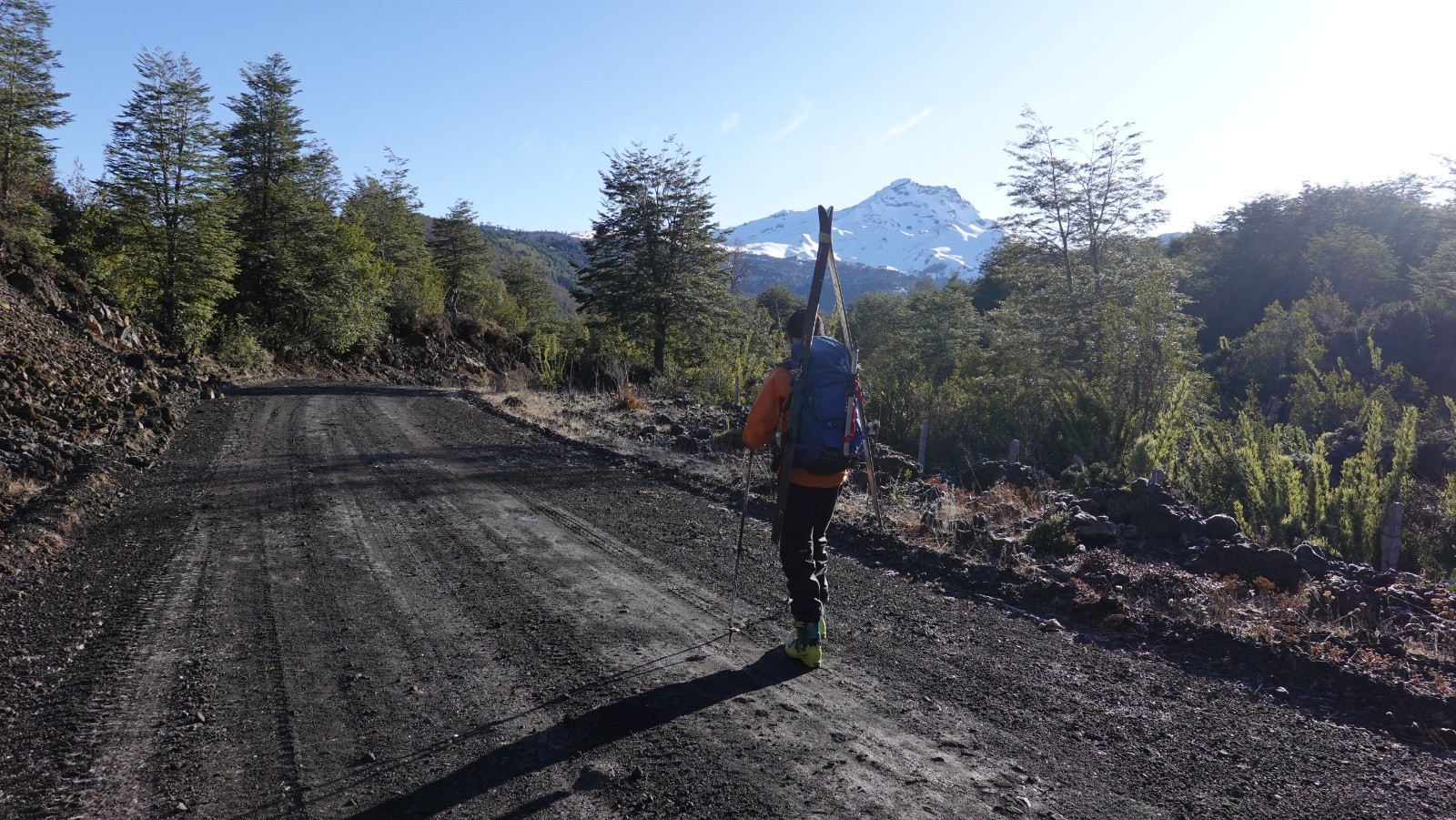 On commence par porter sur la piste, le volcan Tolhuaca au loin