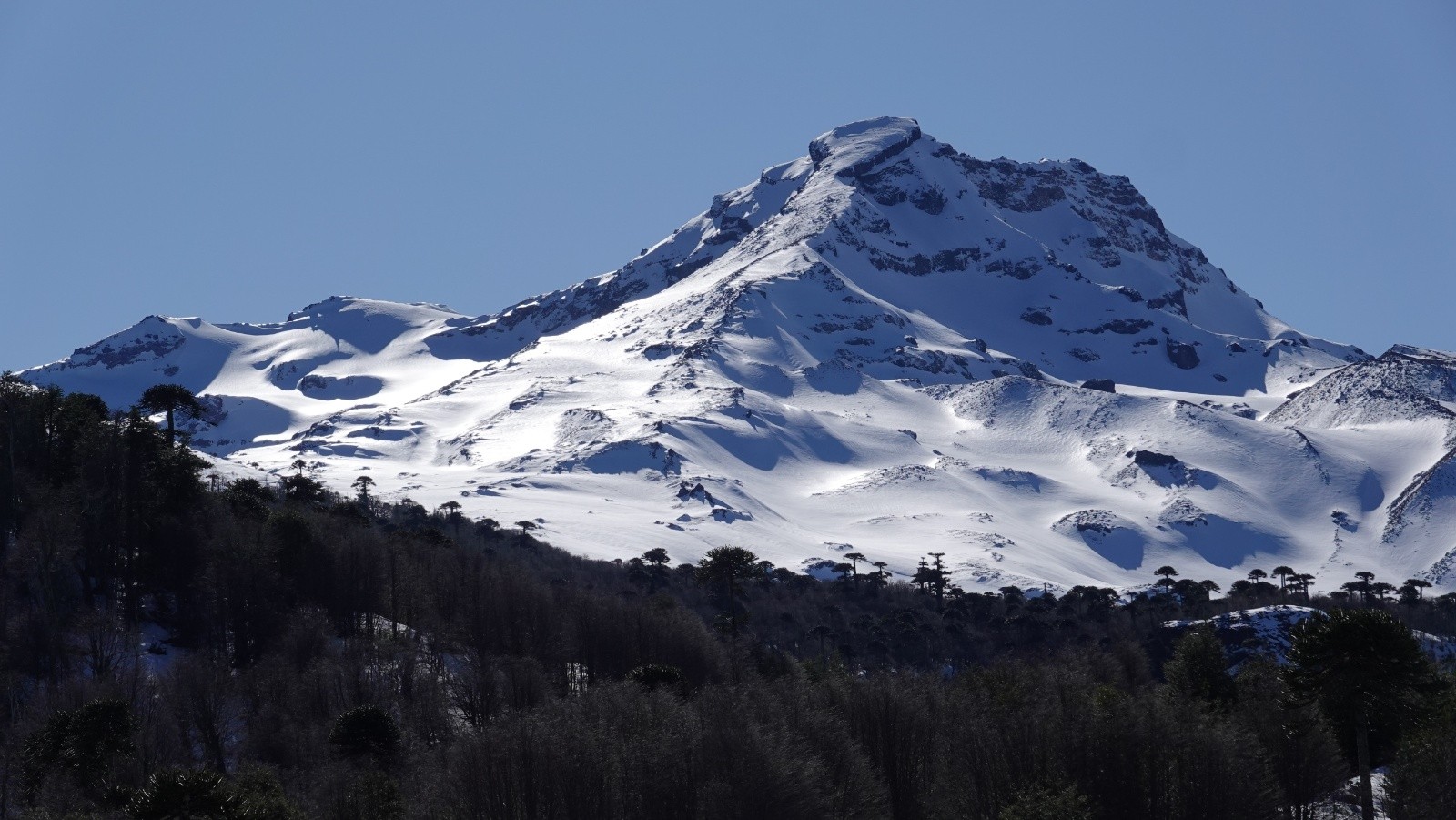 Le volcan Tolhuaca pris au téléobjectif