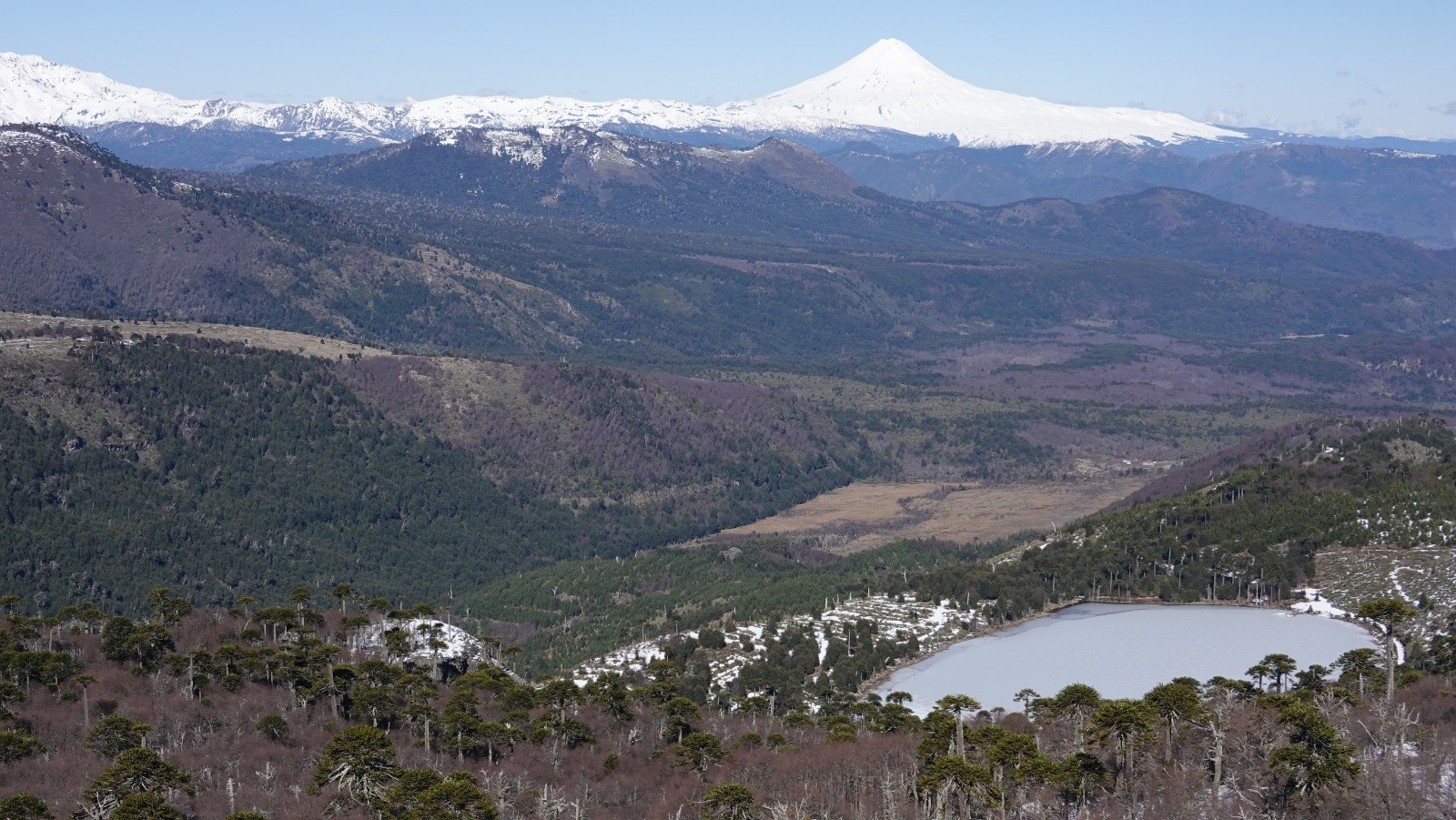 Laguna sans nom sur fond de volcan Llaima