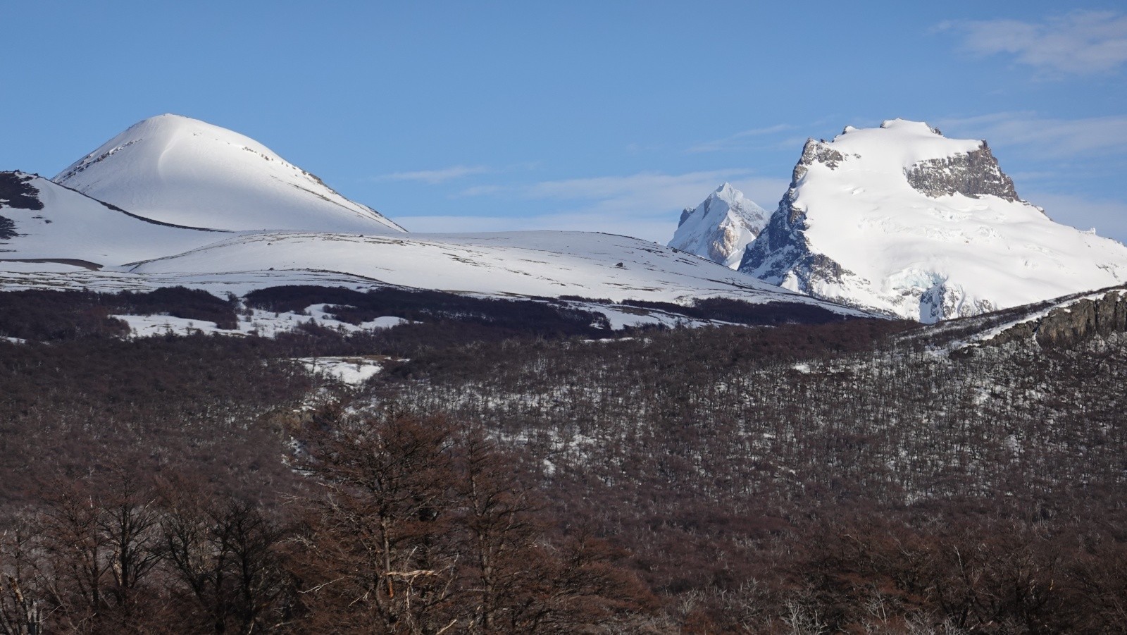 L'objectif du jour à gauche et le Cerro Doblado pris au téléobjectif