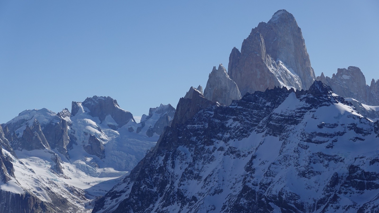 Panorama au téléobjectif sur le plus haut sommet du secteur : le Fitz Roy ou Monte Chalten