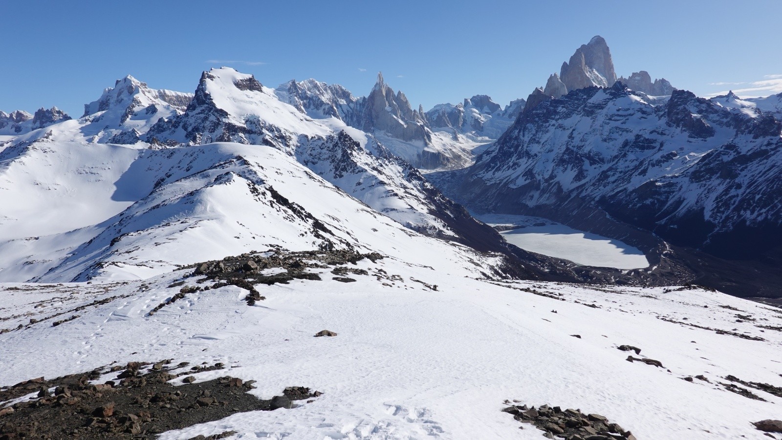 Panorama depuis le sommet avec de la gauche vers la droite : le Cerro Grande, le Cerro Dobaldo, le Cerro Nato, les Cerros Adela, le Cerro Torre, le Fitz Roy et la Laguna torre