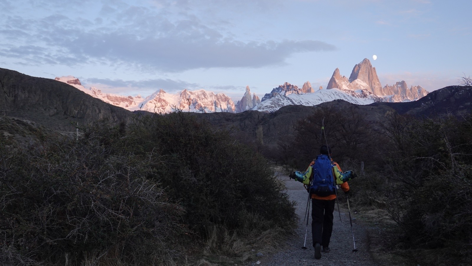 Départ skis sur le sac dans un environnement grandiose