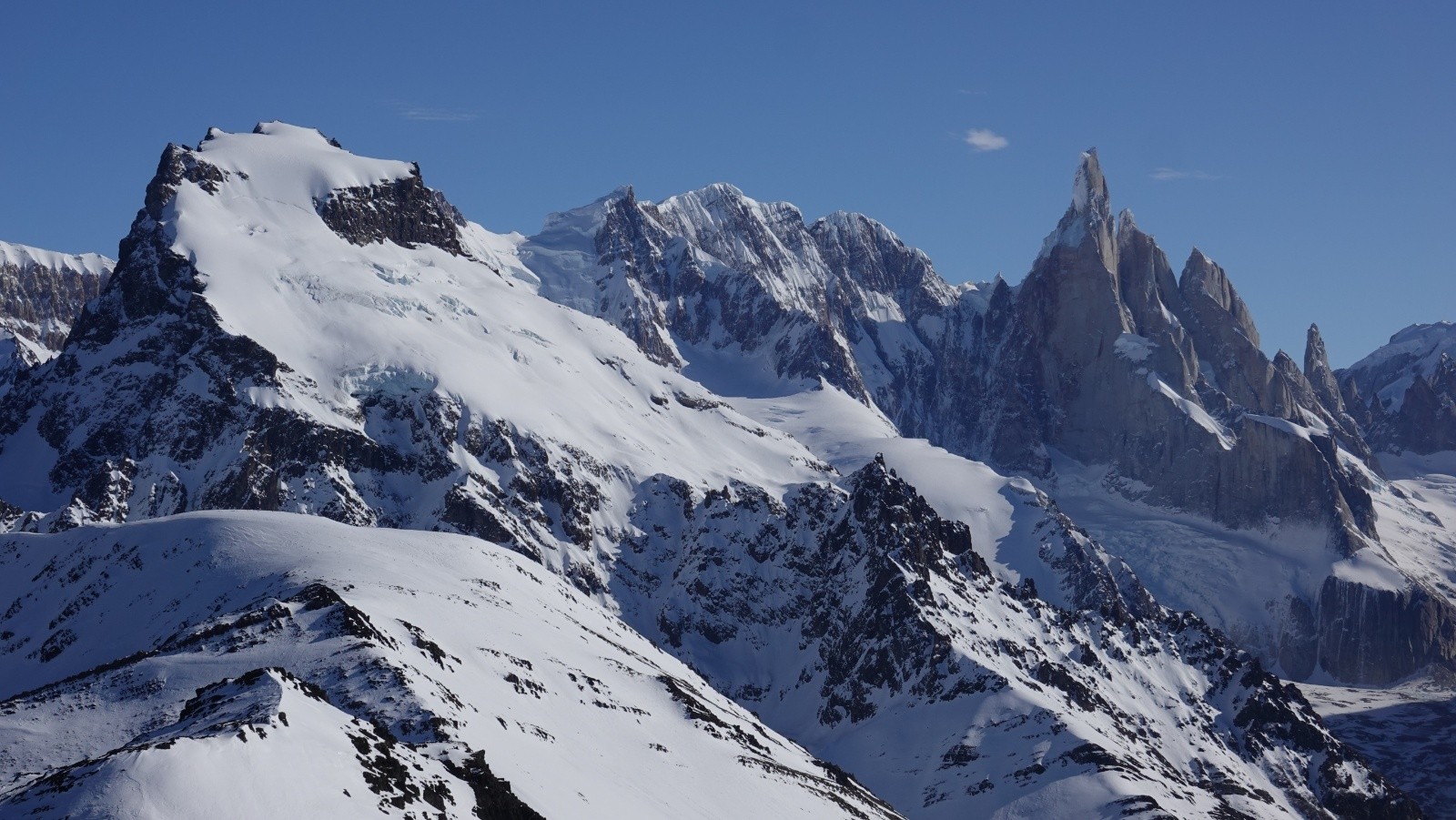 Panorama au téléobjectif sur le Cerro Doblado, Cerro Nato, Cerros Adela et Cerro Torre