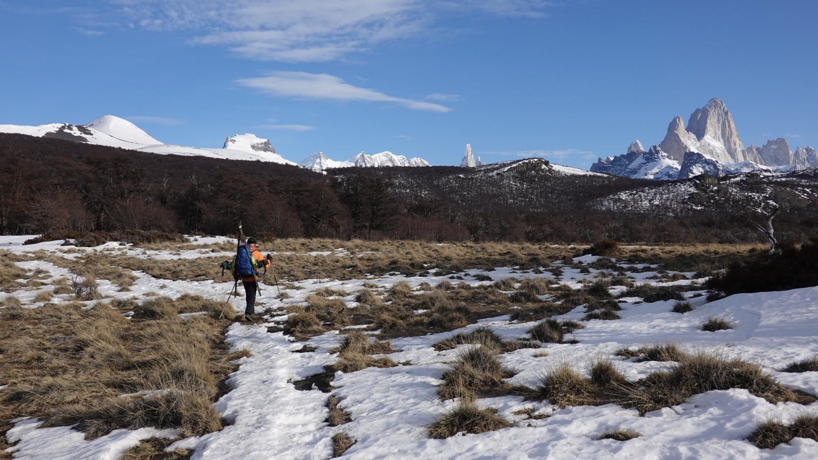 Nous chausserons au niveau de la forêt avec de gauche à droite : la Loma del Pliegue Tumbado, le Cerro Doblado, le Cerro Torre et le Fitz Roy