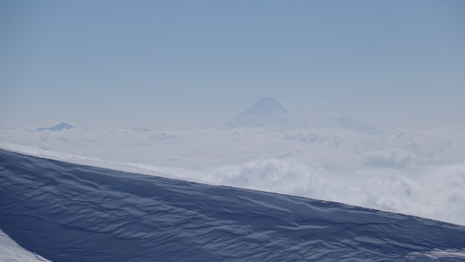 Le volcan Antuco au travers du ciel brumeux et pris au téléobjectif