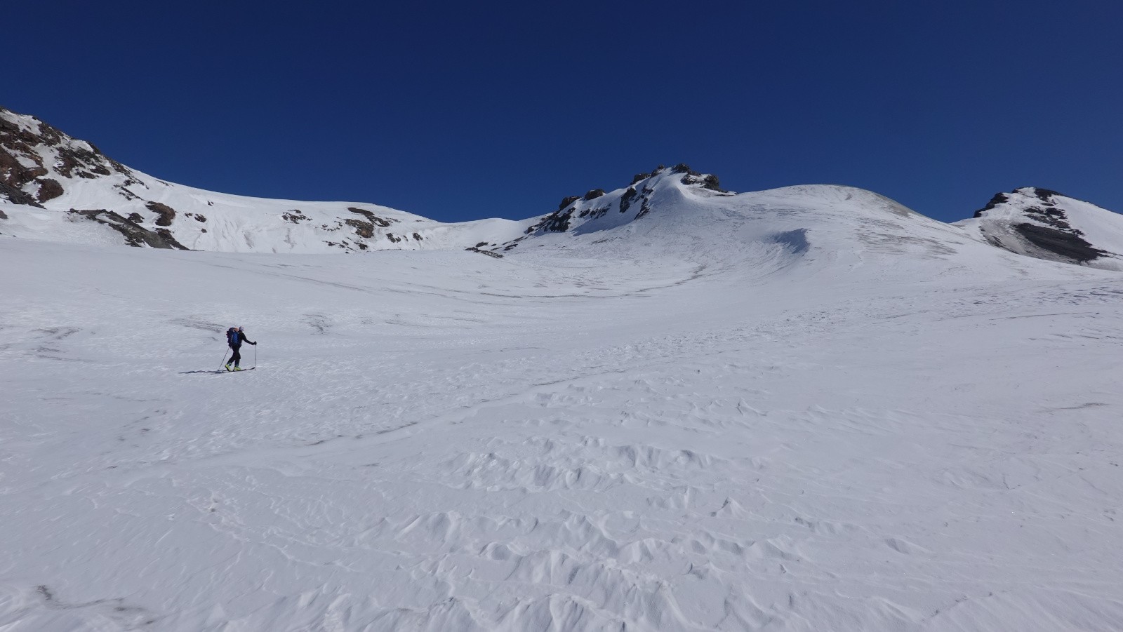 Sous le plateau sommital et sur la droite le collet permettant de voir le lac acide à niveau