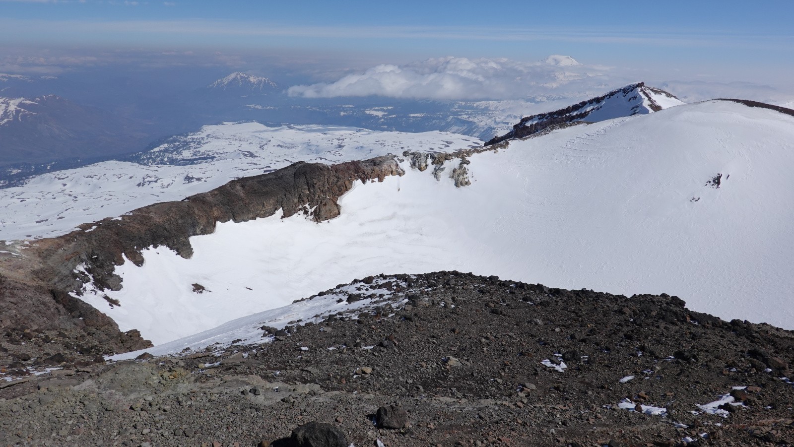 Un cratère du sommet vers l'Ouest et le volcan Callaqui