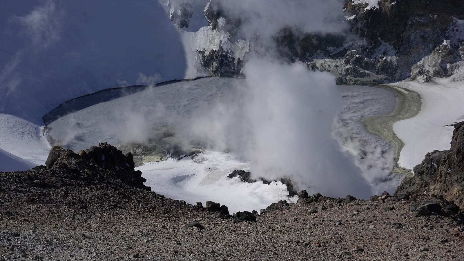 Le lac acide de 300m de diamètre pris au téléobjectif