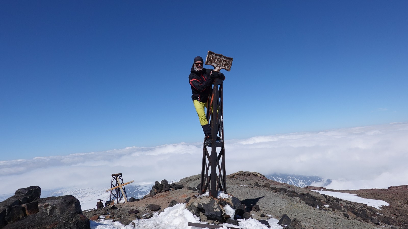 Didier au sommet avec d'un côté l'inscription \