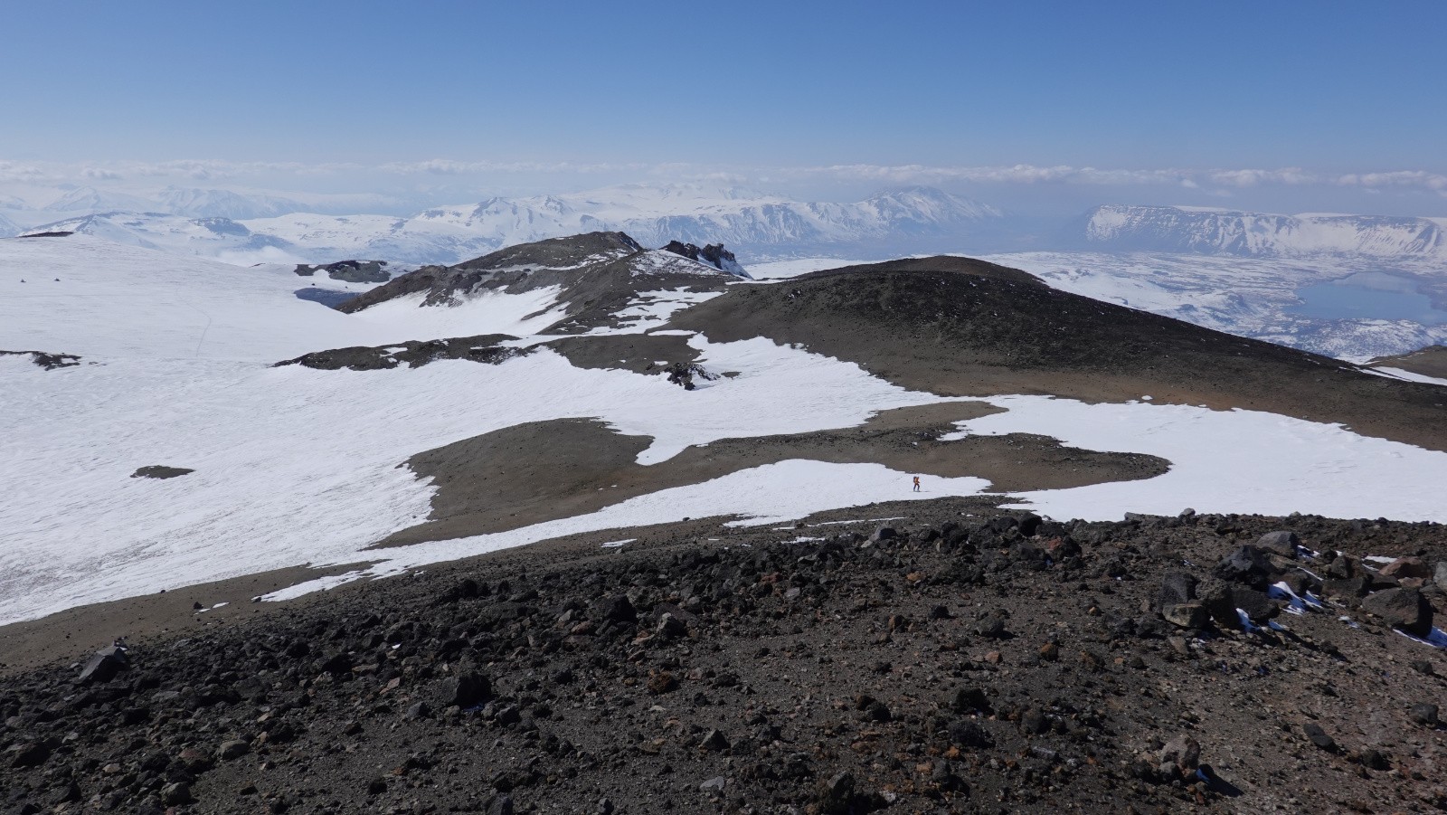 Sommet déneigé mais on monte en ski à 10 mètres du sommet