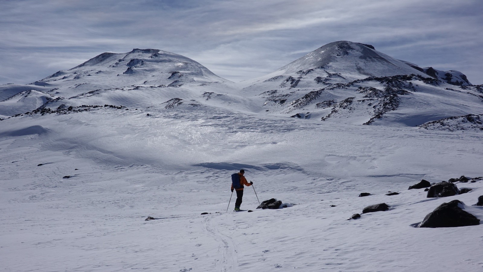 Au-dessus des pistes sur fond des volcans Chillan Nuevo y Viejo