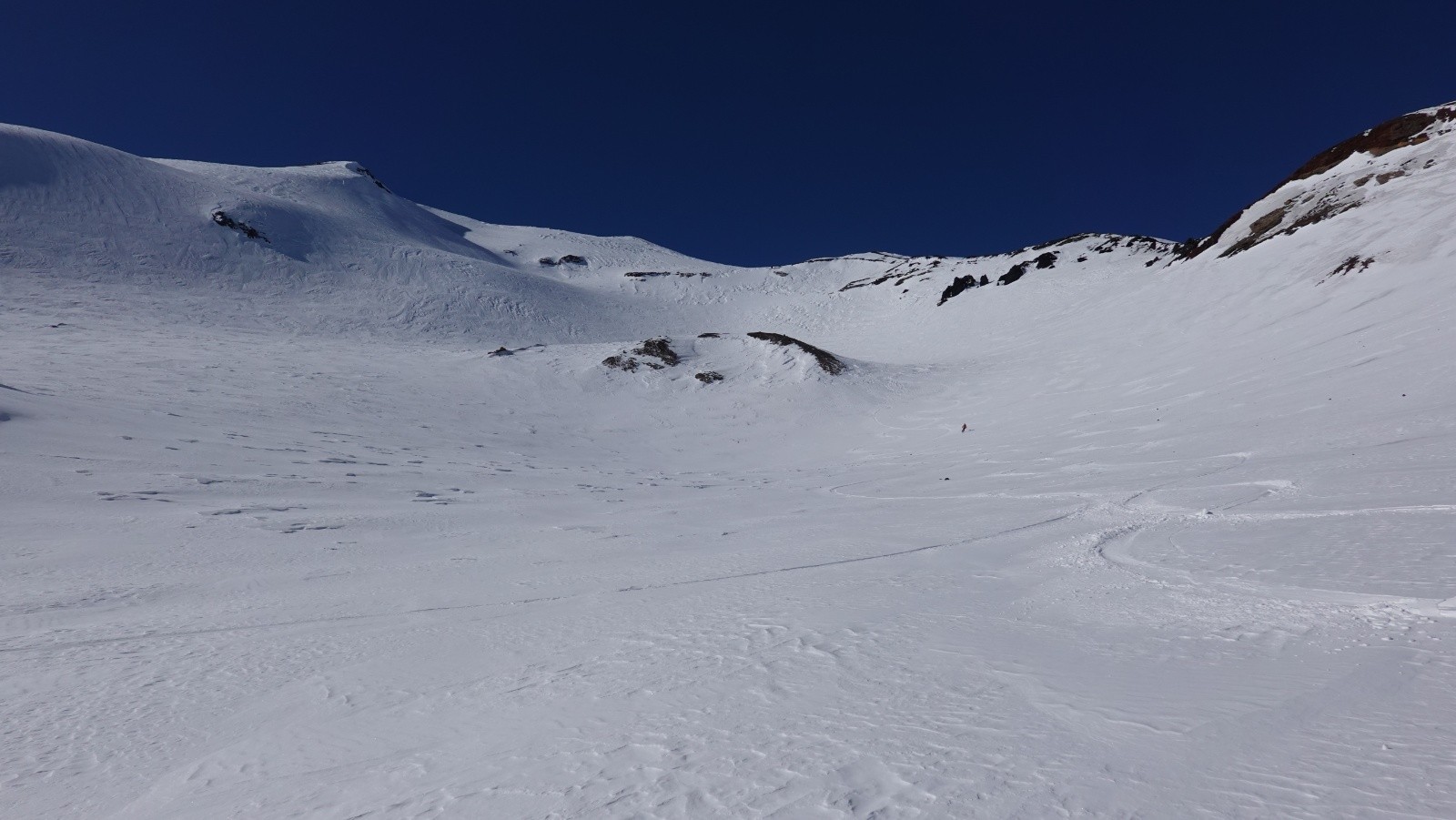 Du bon ski avec le sommet du volcan sur la gauche de la photo