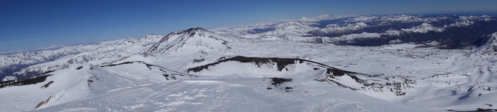 Panorama vers le Sud : volcans Vidaurre, Chillan Nuevo y Viejo, Cerro Pirigallo, volcan Antuco et Sierra Velluda