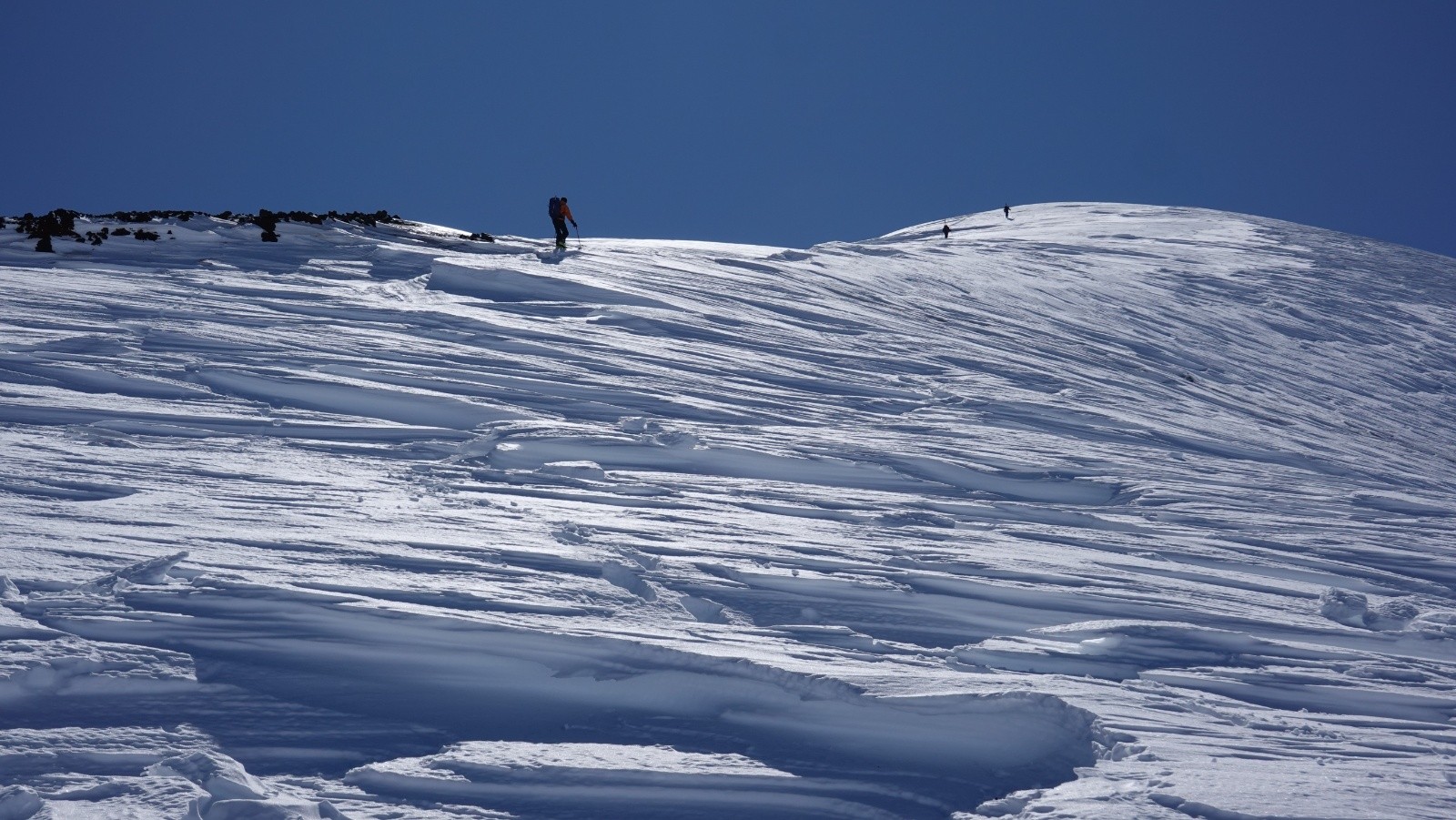 Beaucoup de grosses vagues de neige pour monter à la première antécime du volcan Nevado