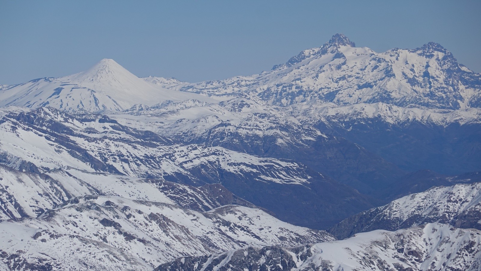 Le volcan Antuco et la Sierra Velluda pris au téléobjectif